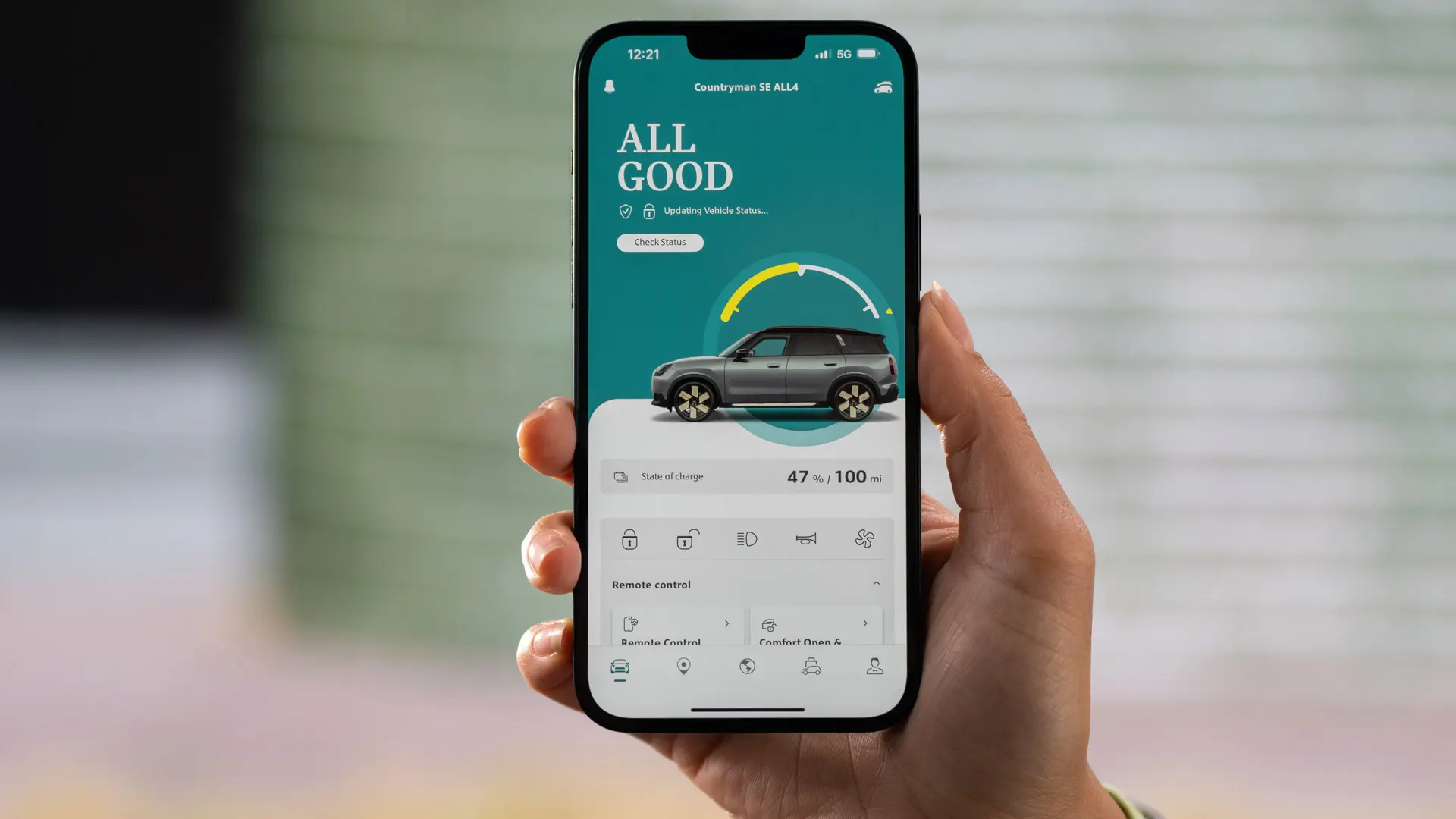 Služby vzdálené obsluhy Remote Services v aplikaci MINI zobrazující aktuální stav nabití a odhadovaný zbývající dojezd. 