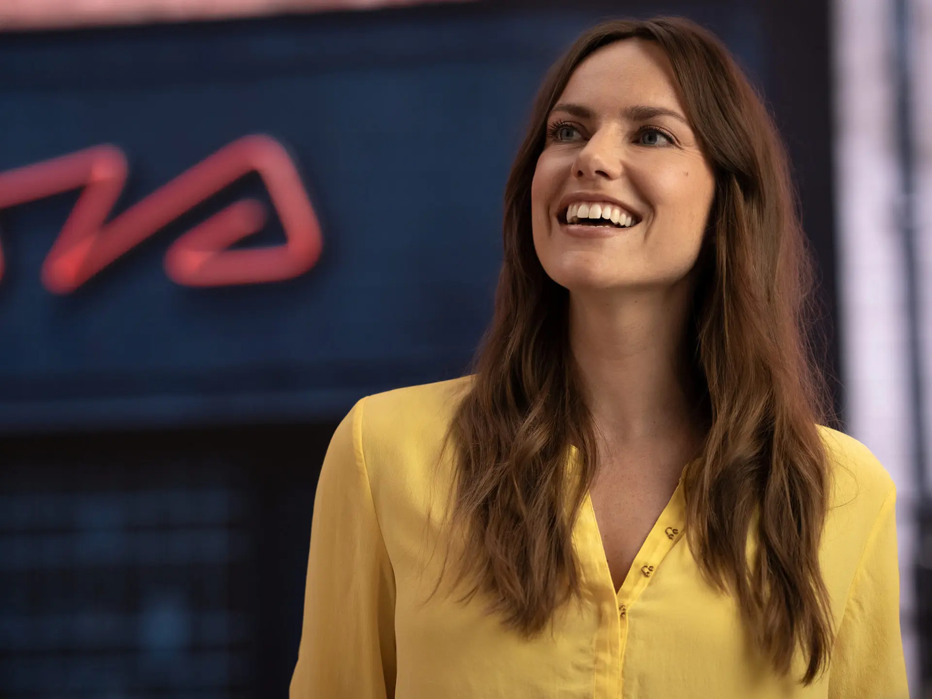 MINI Servisní partner - usmívající se žena ve žluté košili