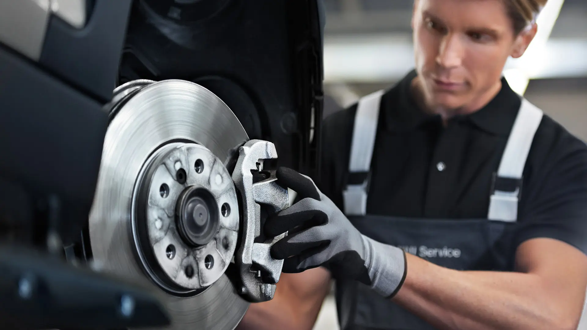 Zaměstnanec MINI kontroluje brzdy