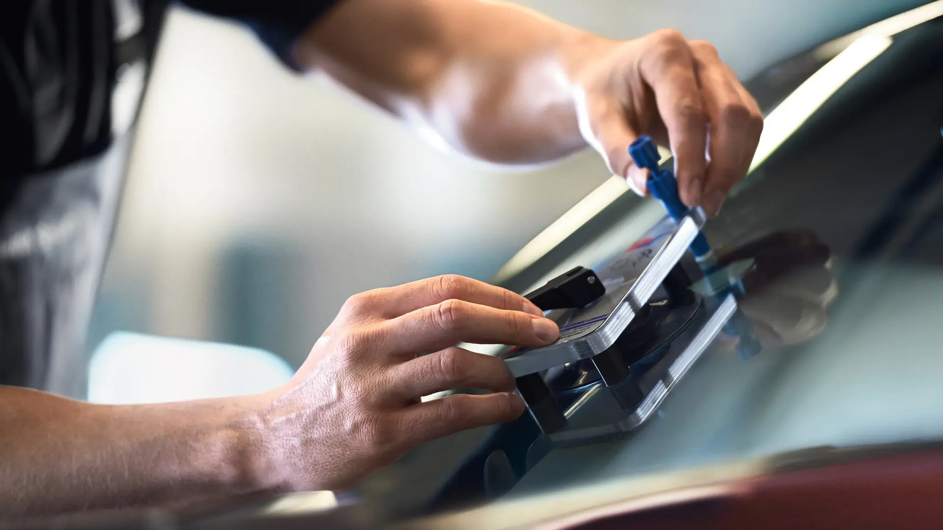 Zaměstnanec MINI opravuje sklo