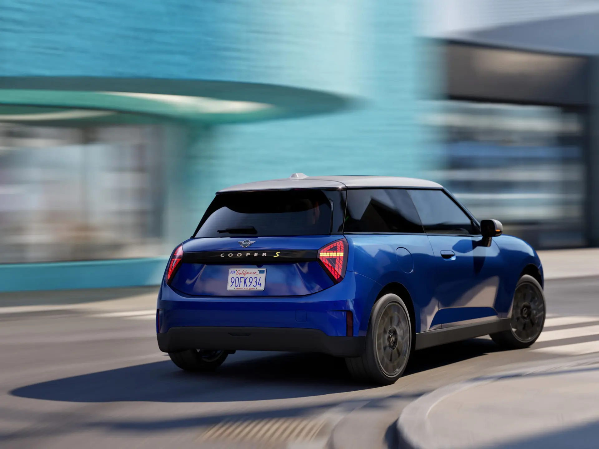 MINI Cooper jede dynamicky v zatáčce.
