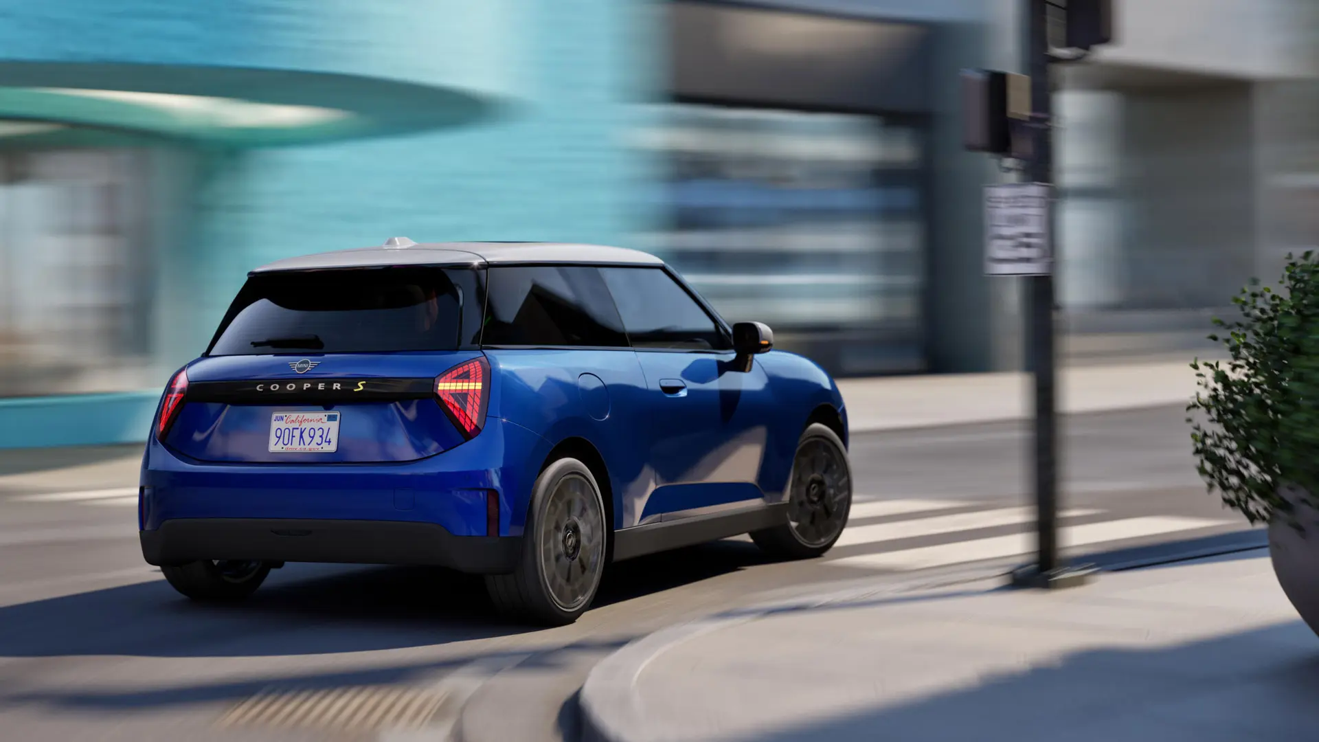 MINI Cooper jede dynamicky v zatáčce.