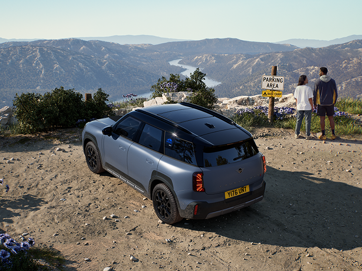 Pohled shora na MINI Countryman Untamed Edition.