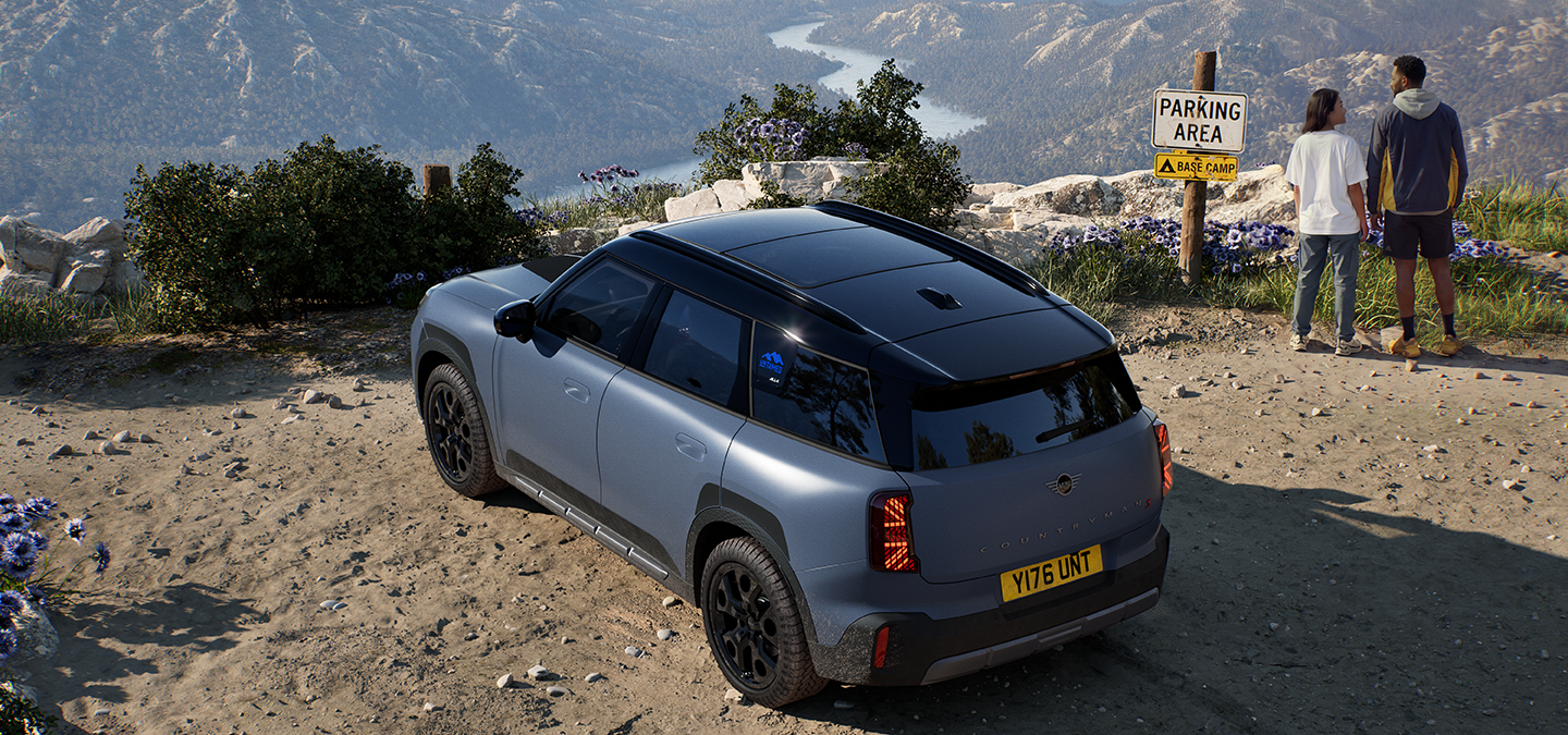 Pohled shora na MINI Countryman Untamed Edition.