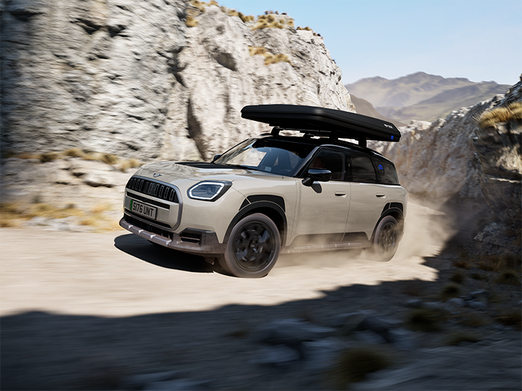 Přední jízdní pohled na MINI Countryman Untamed Edition.