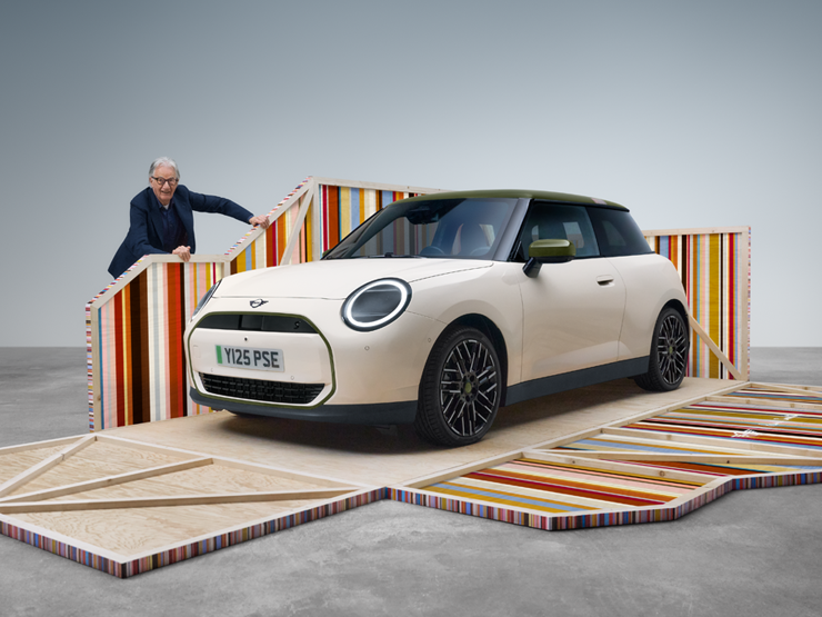 Přední boční pohled na elektrické MINI Cooper Paul Smith Edition v bílé barvě Inspired White s návrhářem Paulem Smithem.