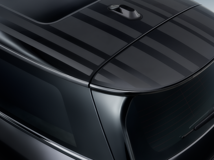 Horní detailní záběr černé kontrastní střechy vozu MINI Paul Smith Edition s jedinečnými pruhy.