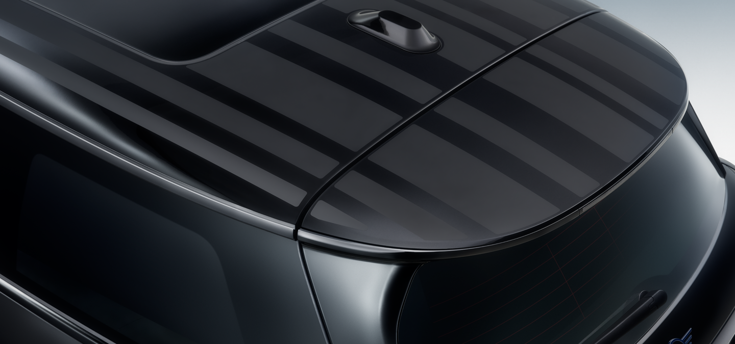 Horní detailní záběr černé kontrastní střechy vozu MINI Paul Smith Edition s jedinečnými pruhy.