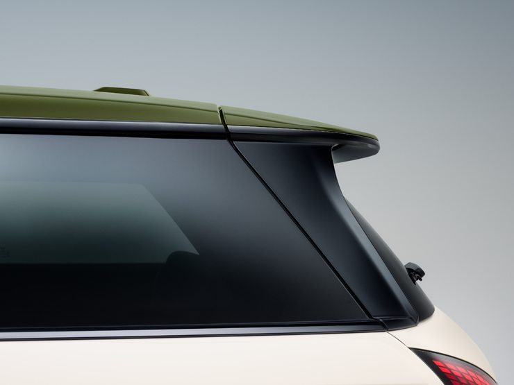 Boční detailní pohled na kontrastní střechu vozu MINI Paul Smith v barvě Nottingham Green.