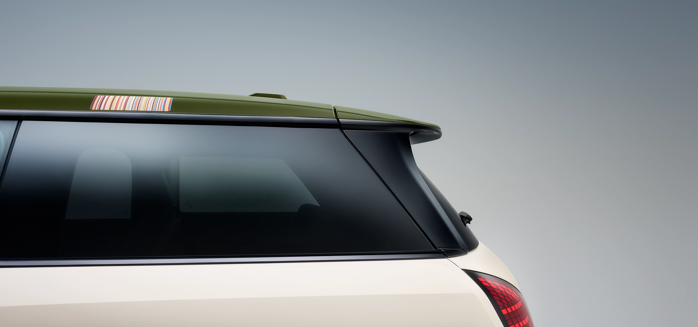 Boční detailní pohled na kontrastní střechu vozu MINI Paul Smith v barvě Nottingham Green.