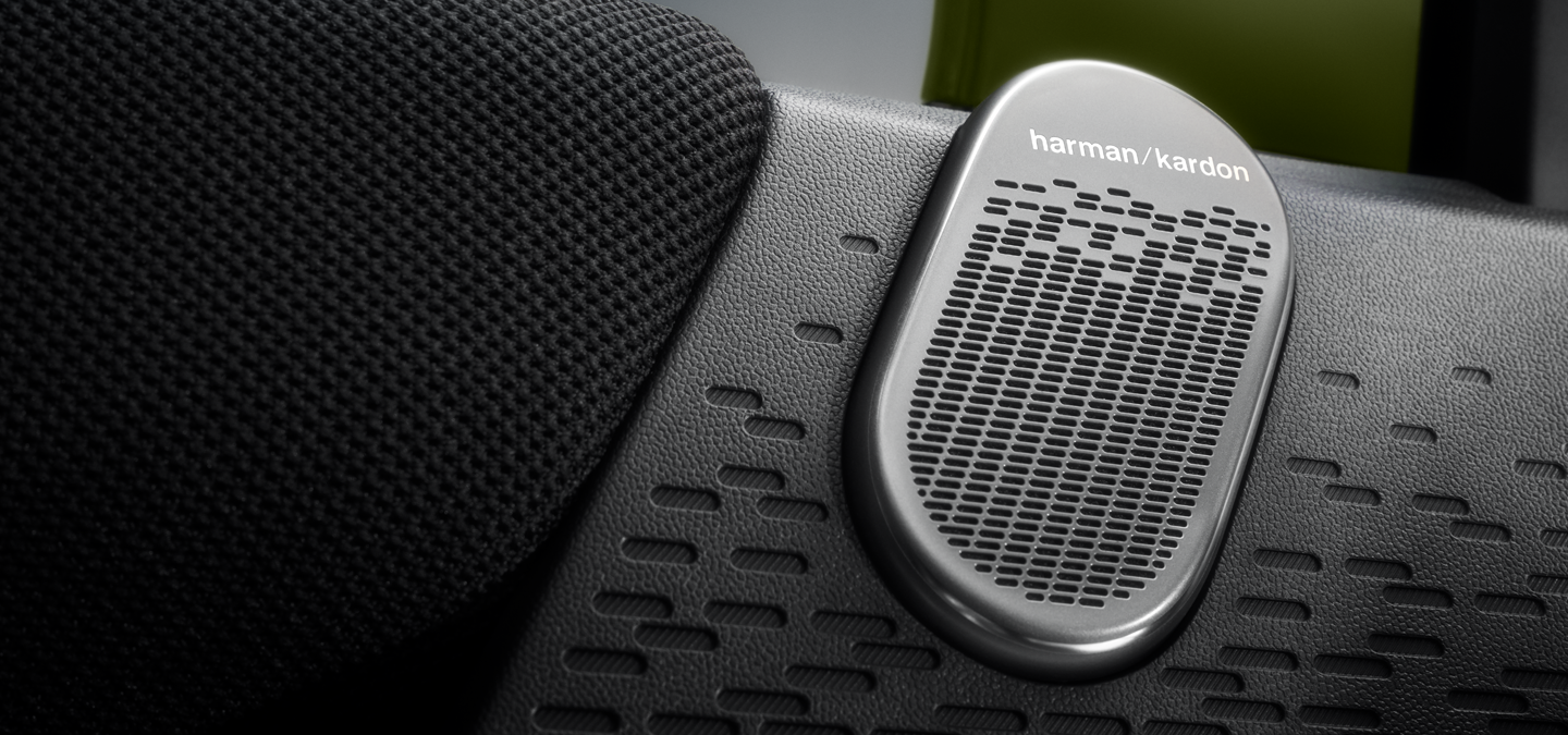 Detailní pohled na audio systém Harman Kardon vozu MINI Paul Smith.