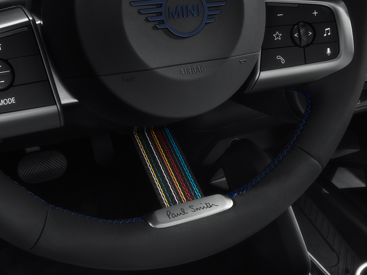 Detailní záběr volantu vozu MINI Paul Smith Edition ukazující jeho jedinečné vlastnosti.