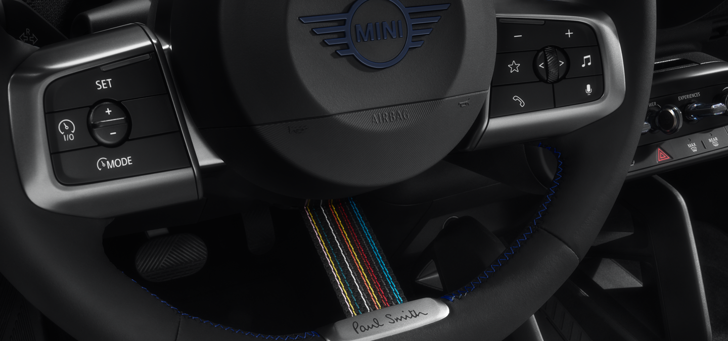 Detailní záběr volantu vozu MINI Paul Smith Edition ukazující jeho jedinečné vlastnosti.