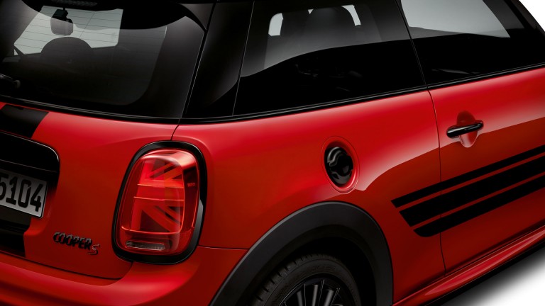 MINI Cooper S – psané logo – piano black a červená