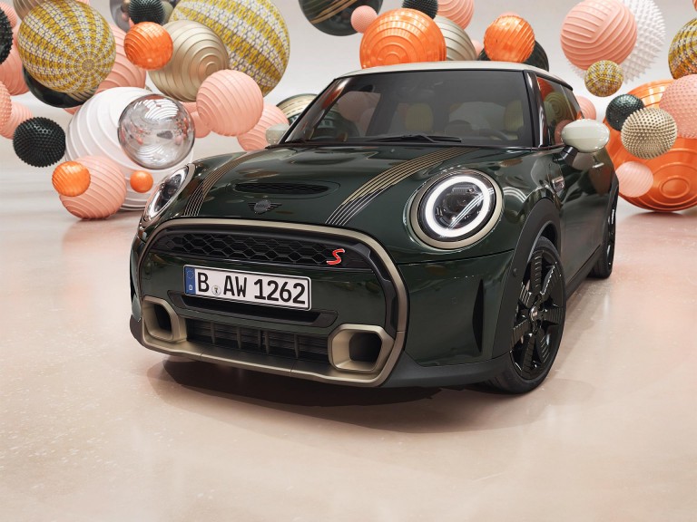 MINI 3dveřové Resolute Edition – zelená Rebel Green – Pruhy na kapotě