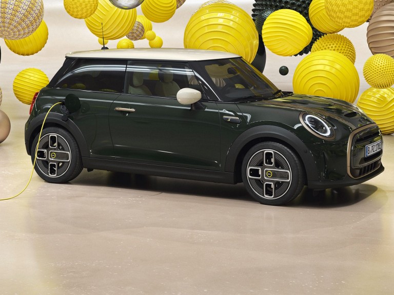 Elektrické MINI Resolute Edition – nabíjení – zelená Rebel Green