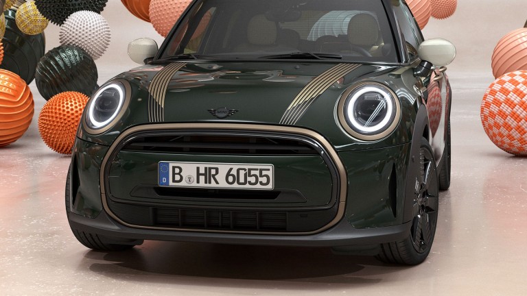 MINI Resolute Edition – barva karoserie Rebel Green – pruhy na kapotě