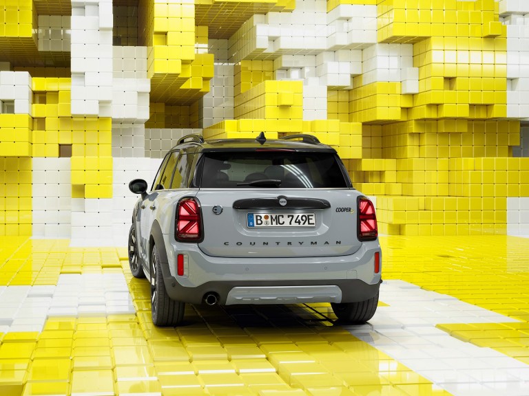 Plug-in hybridní MINI Countryman Untamed Edition – pohled z boku – nabíjení