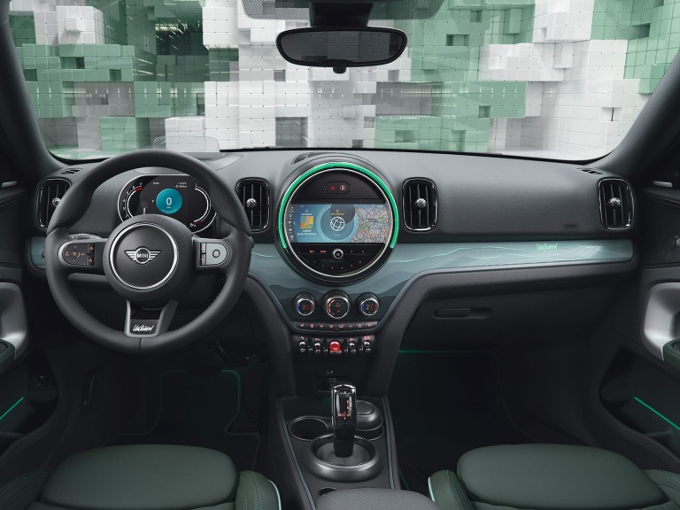 Edice MINI Countryman Untamed Edition – interiér – zelená kůže 