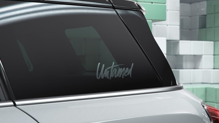 Edice MINI Countryman Untamed Edition – grafika oken – ručně psané logo