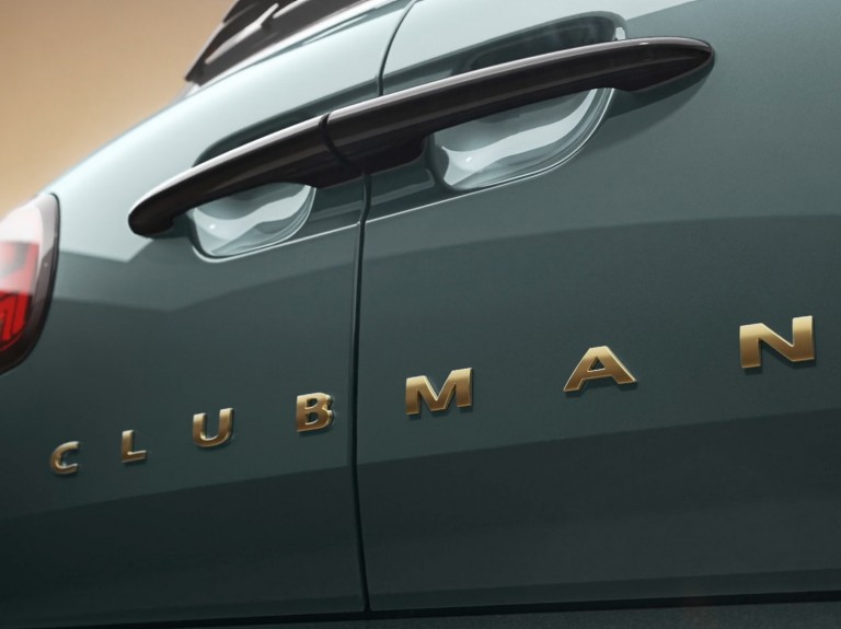 Edice MINI Clubman Untold Edition – Sage Green – nápisy