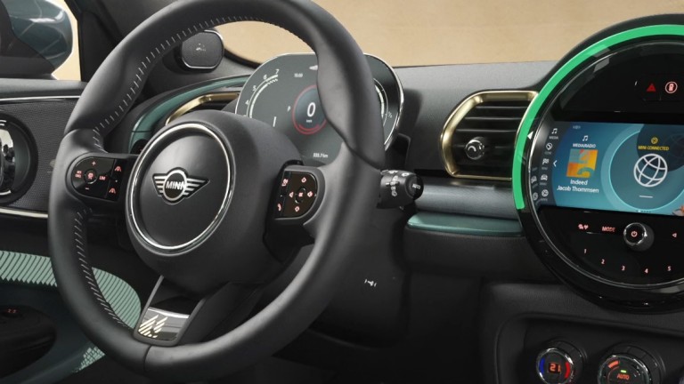 MINI Clubman Untold Edition  – MINI JCW Clubman Untold Edition – logo na volantu