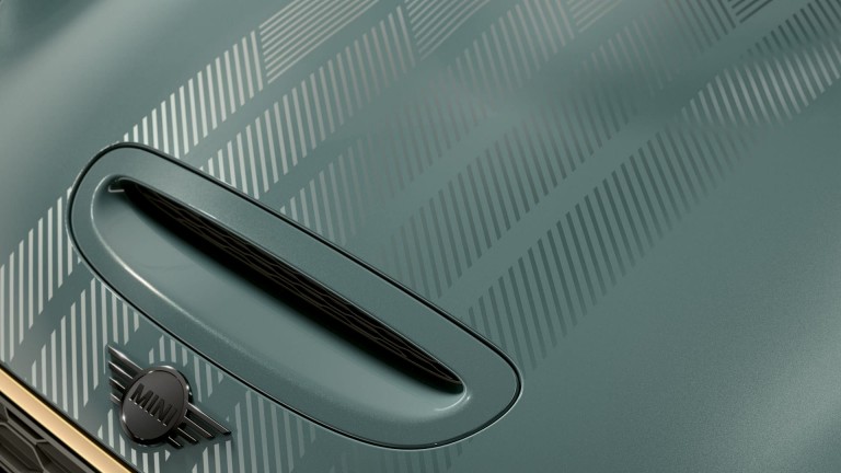 MINI Clubman Untold Edition – pruhy na kapotě – zelené