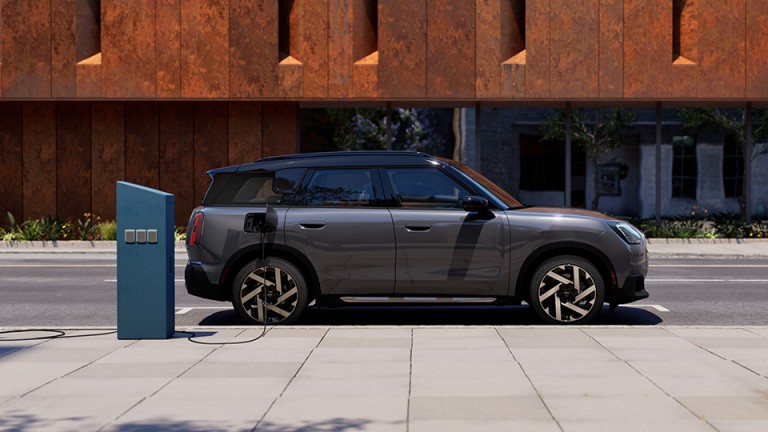 MINI Elektromobilita – Countryman pohled z boku