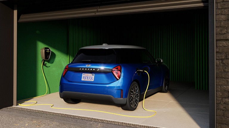 MINI Elektromobilita – elektrické mini cooper pohled zezadu