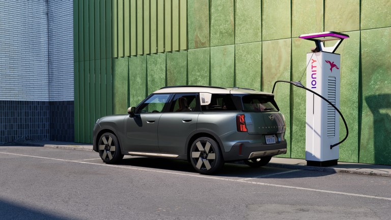 Elektromobilita MINI – nabíjení – U25E na nabíjecí stanici