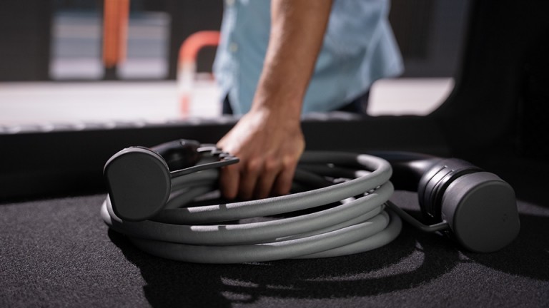 Elektromobilita MINI – kabel pro nabíjení na veřejných stanicích