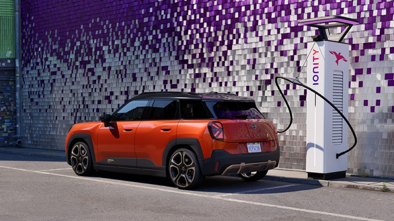 Elektromobilita MINI – MINI Aceman na nabíjecí stanici