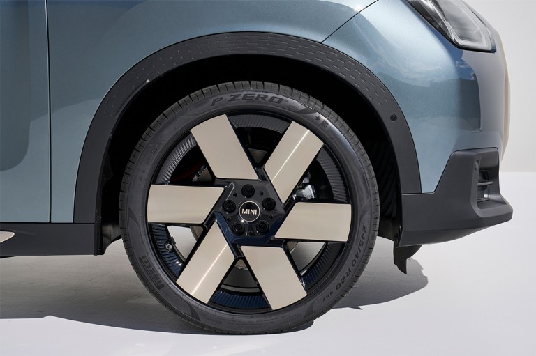 Elektromobilita MINI – design – kola – 02