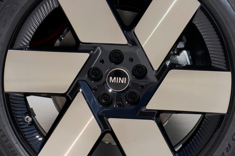 MINI Udržitelnost – sekundární hliník – kola1
