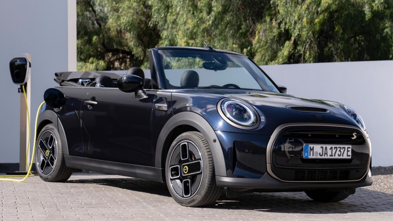 MINI Udržitelnost – časová osa cesty MINI k elektrifikaci – první čistě elektrické MINI Cabrio v roce 2023