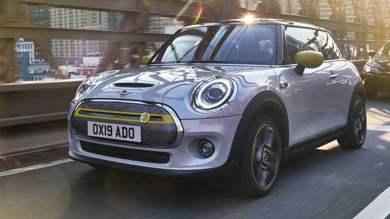 MINI Udržitelnost – časová osa cesty MINI k elektrifikaci – první čistě elektrické MINI Cooper SE v roce 2020