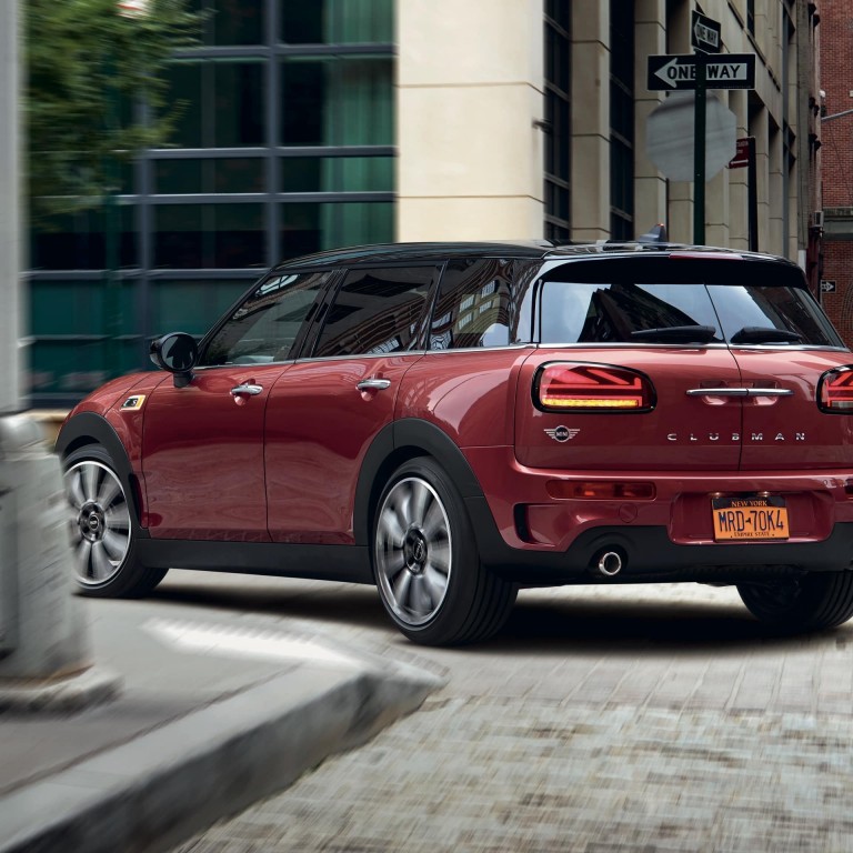 MINI Clubman – červená a černá – pohled zezadu se světly s britskou vlajkou