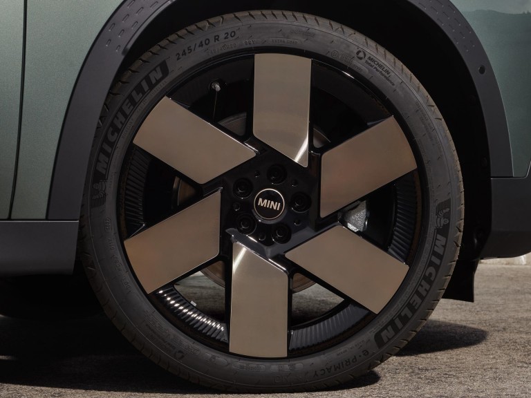 Elektrické MINI Countryman – udržitelnost – druhotný hliník
