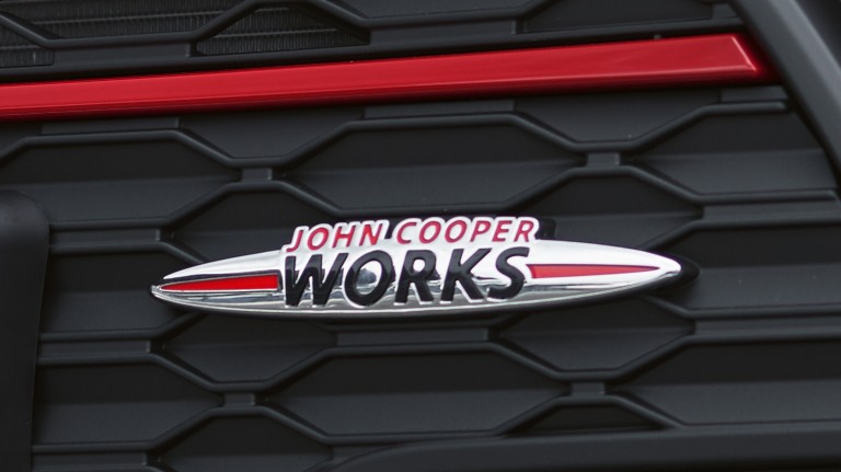 MINI John Cooper Works Clubman – maska chladiče – logo JCW