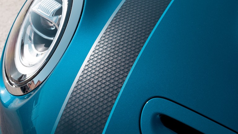 MINI Cabrio Sidewalk Edition – pruhy na kapotě – černé a modré