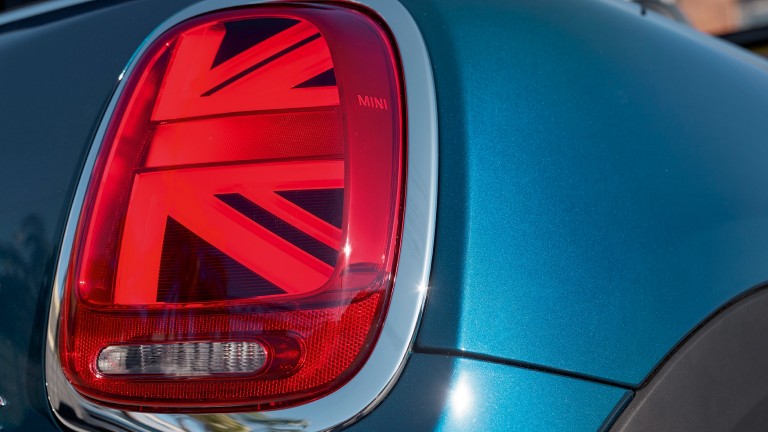 MINI Cabrio Sidewalk Edition – zadní světla – britská vlajka