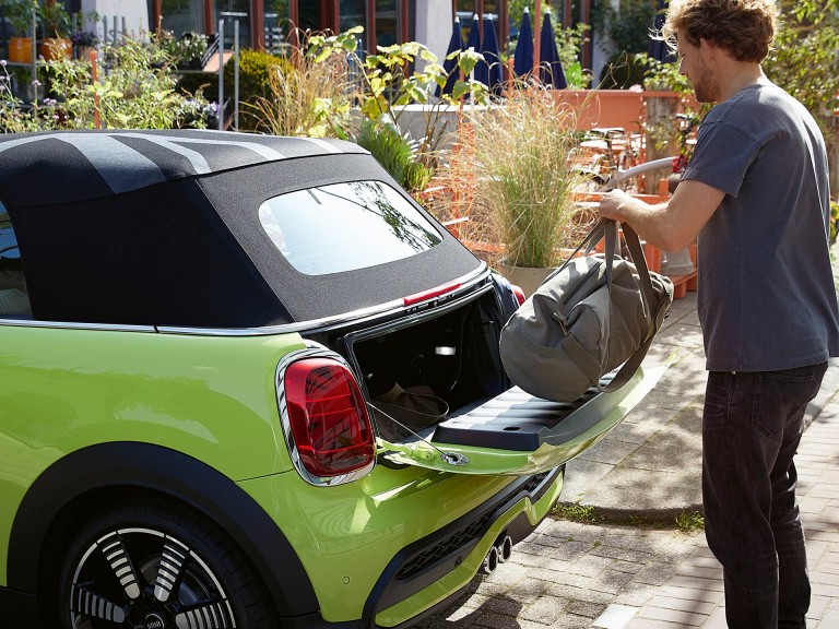 MINI Cabrio – snadné nakládání – zavazadlový prostor