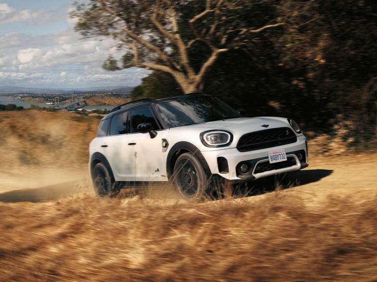 MINI Plug-In Hybrid – zelená a černá – prostor