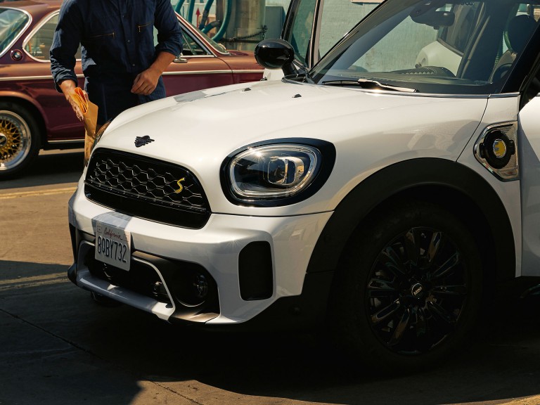 Nové MINI PHEV F60 – maska chladiče – nárazník 