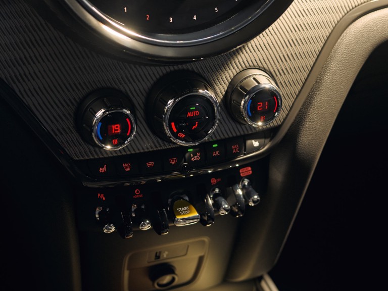 MINI PHEV – interiér – žlutá 