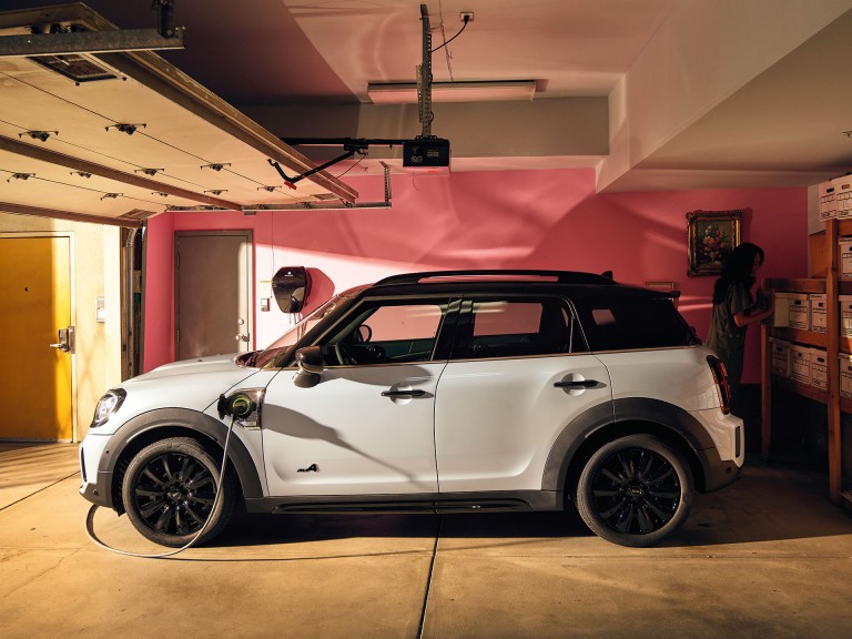 MINI Cooper Countryman SE – pikniková lavice – výklopná lavička