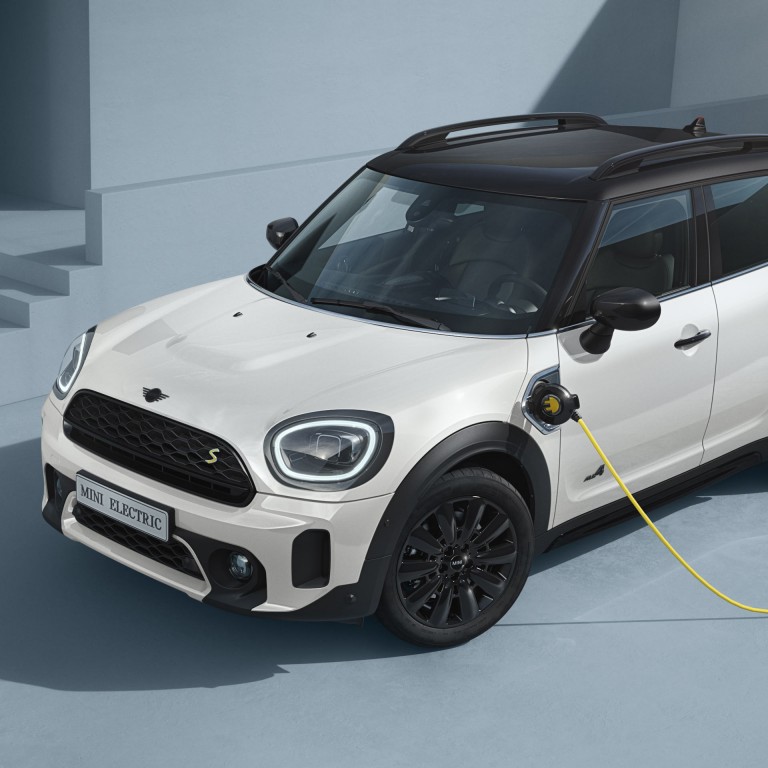 MINI Countryman Hybrid – pohled z boku – stříbrná a žlutá