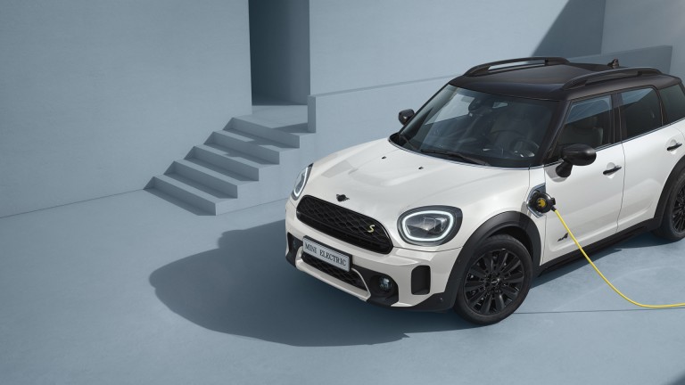 MINI Countryman Hybrid – pohled z boku – stříbrná a žlutá