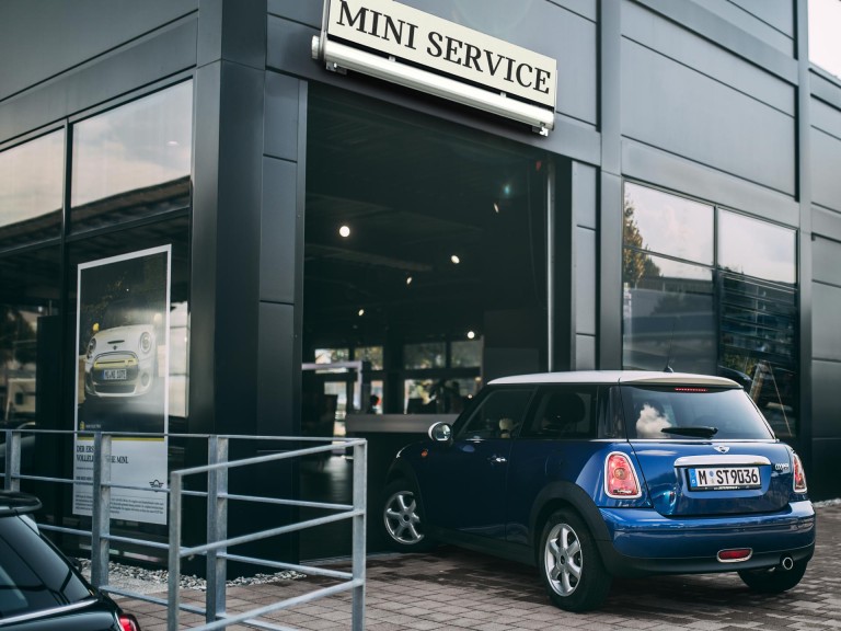 MINI Service - a 3-door hatch drives into the service hall
